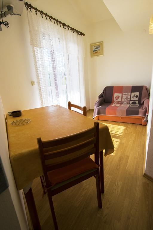Apartments Zile Starigrad Paklenica Quarto foto