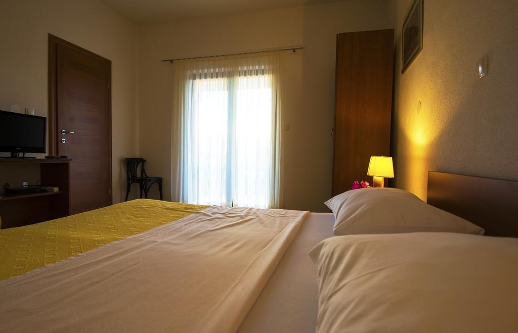 Apartments Zile Starigrad Paklenica Quarto foto