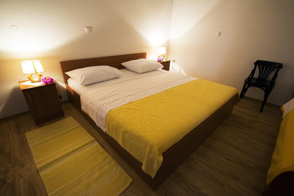 Apartments Zile Starigrad Paklenica Quarto foto