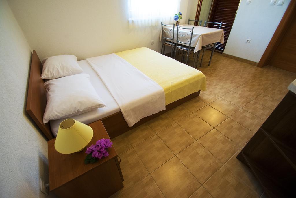 Apartments Zile Starigrad Paklenica Quarto foto