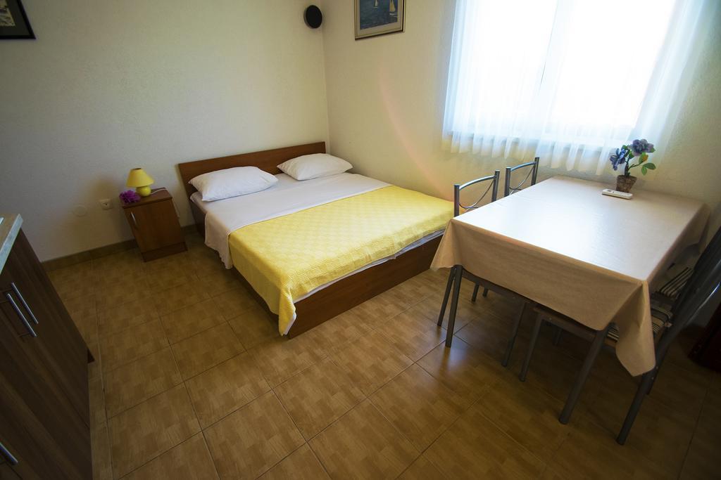 Apartments Zile Starigrad Paklenica Quarto foto