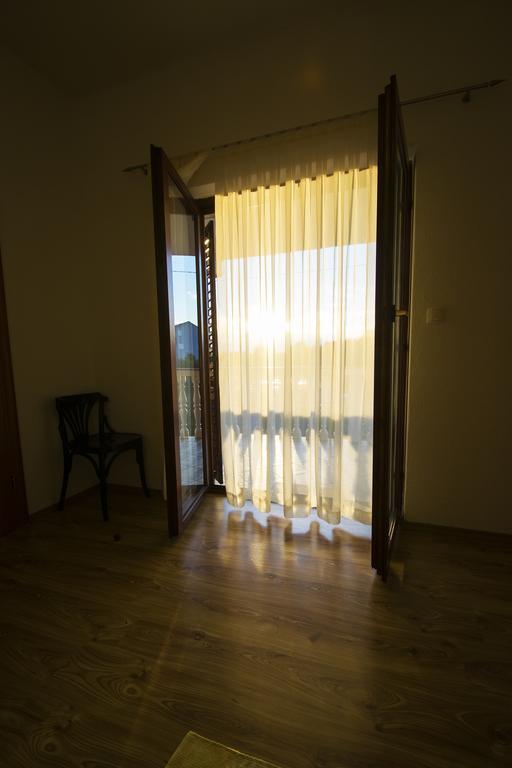 Apartments Zile Starigrad Paklenica Quarto foto