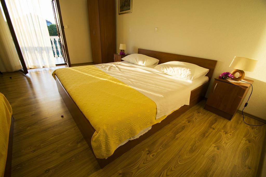 Apartments Zile Starigrad Paklenica Quarto foto