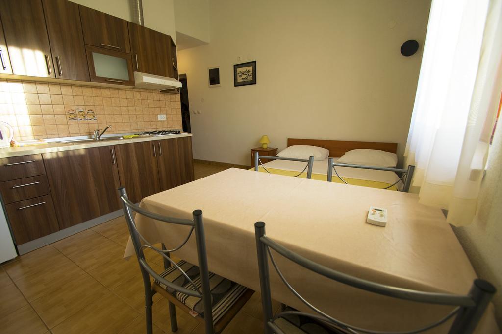 Apartments Zile Starigrad Paklenica Quarto foto